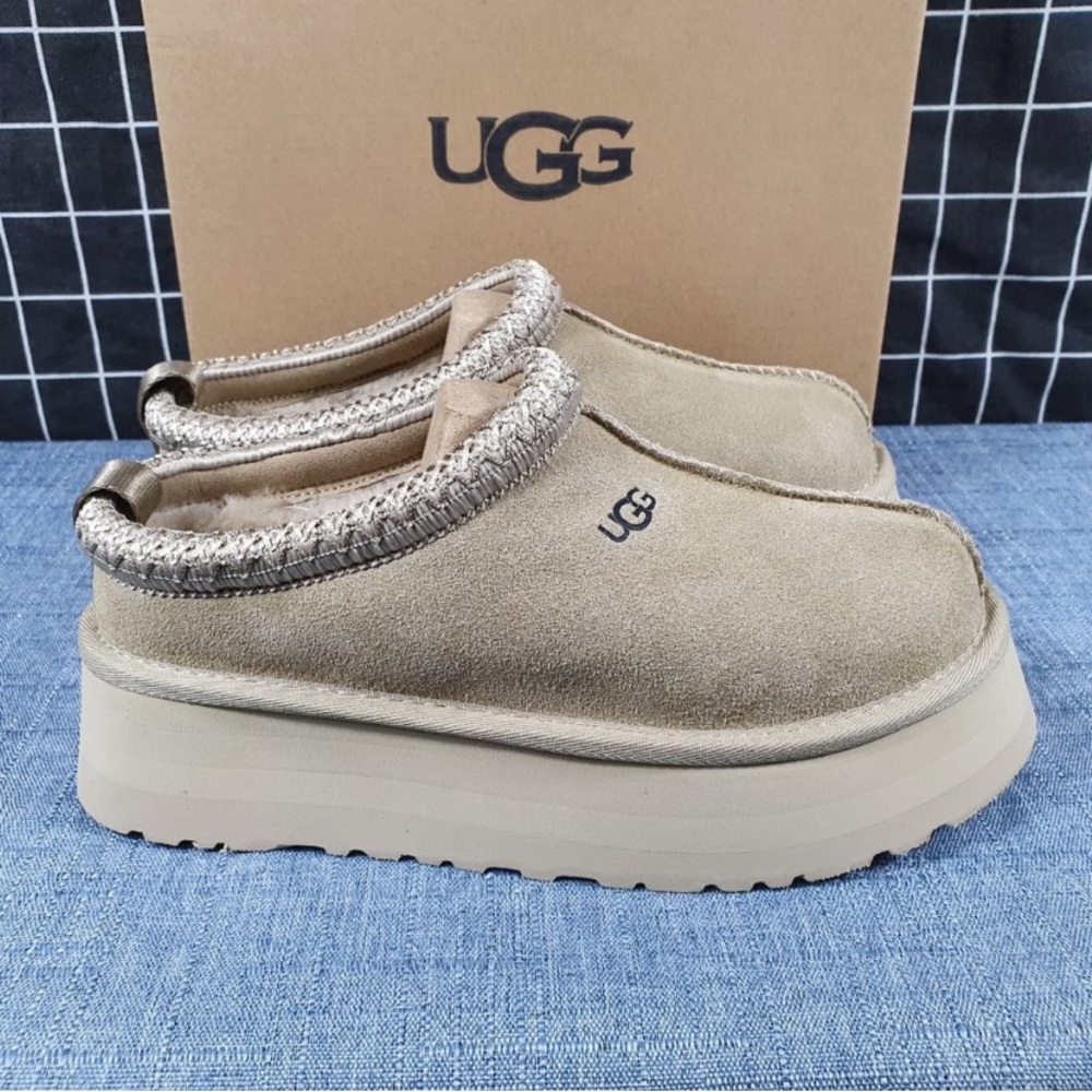 BRAND NEW Uggs Tazzman size 7 Mustard seed